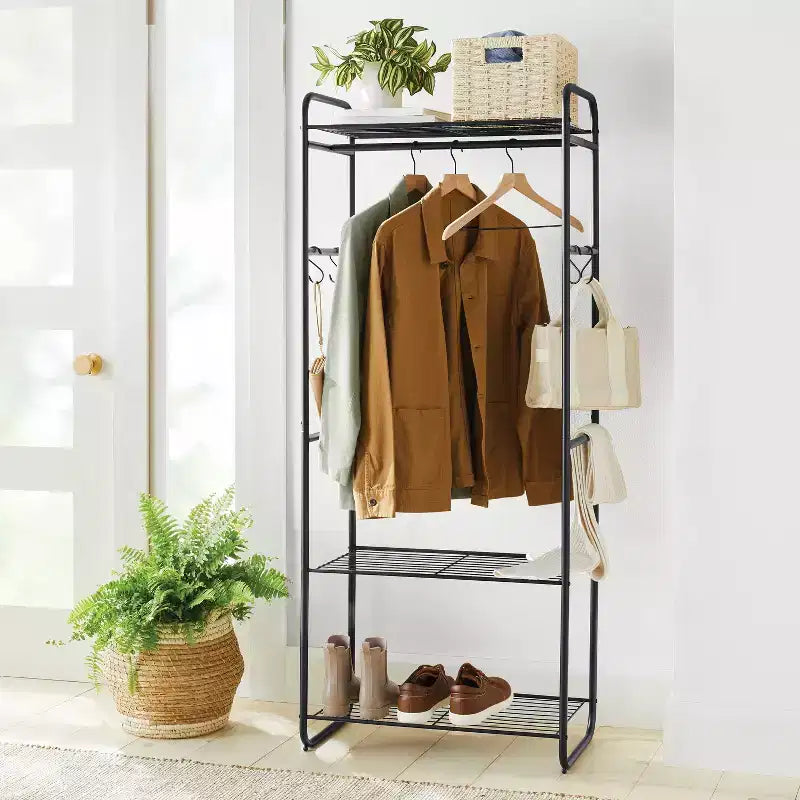 Perchero metálico con estantes y ganchos para accesorios - Brightroom™