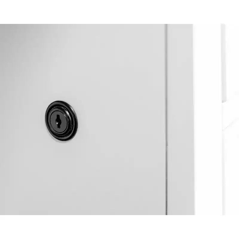 Escritorio pedestal en forma de L con almacenamiento blanco: Puertas modernas estilo Shaker, paneles con moldura de cuentas, fuente de alimentación incorporada