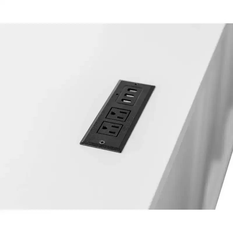 Escritorio pedestal en forma de L con almacenamiento blanco: Puertas modernas estilo Shaker, paneles con moldura de cuentas, fuente de alimentación incorporada