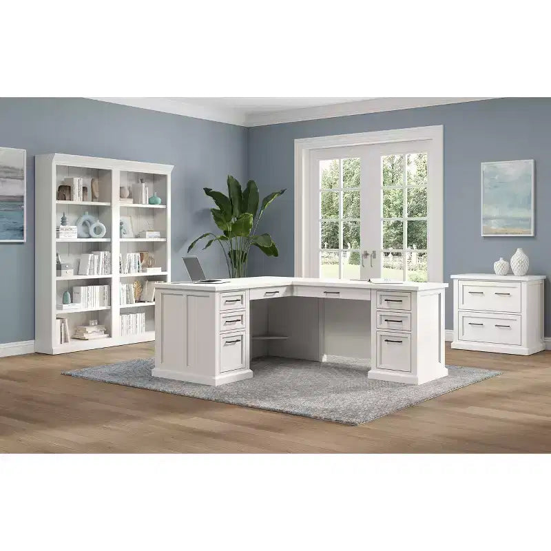 Escritorio pedestal en forma de L con almacenamiento blanco: Puertas modernas estilo Shaker, paneles con moldura de cuentas, fuente de alimentación incorporada