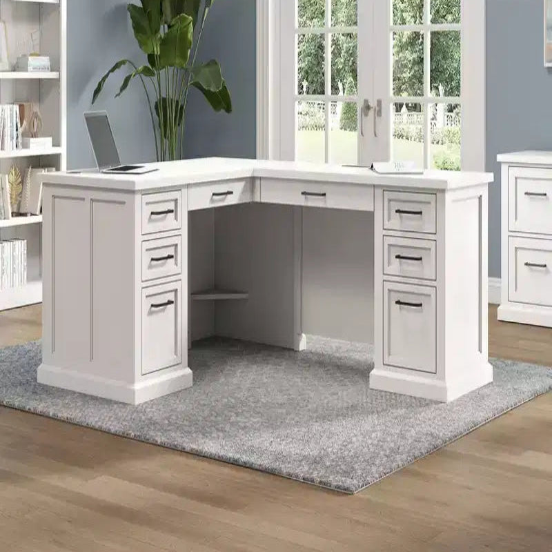 Escritorio pedestal en forma de L con almacenamiento blanco: Puertas modernas estilo Shaker, paneles con moldura de cuentas, fuente de alimentación incorporada
