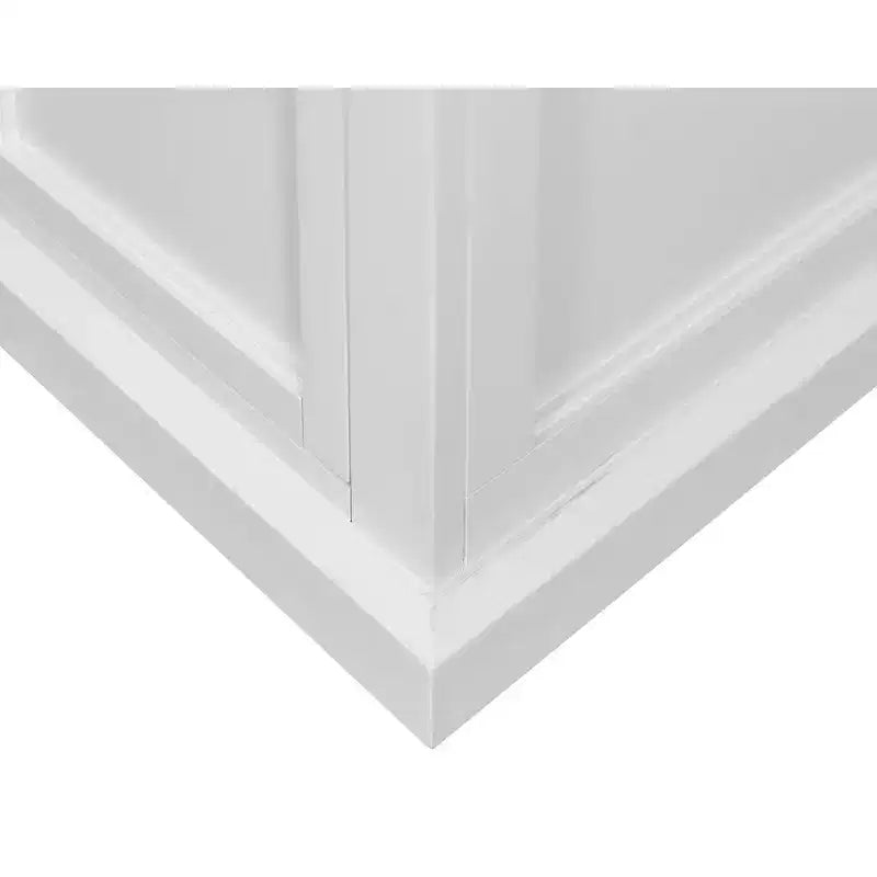 Escritorio pedestal en forma de L con almacenamiento blanco: Puertas modernas estilo Shaker, paneles con moldura de cuentas, fuente de alimentación incorporada