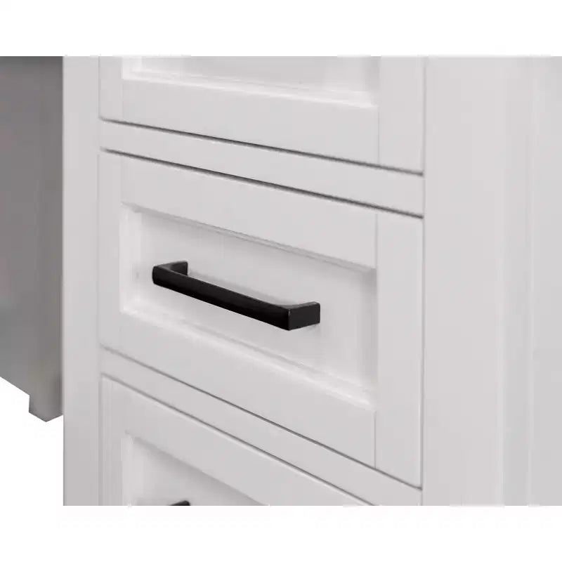 Escritorio pedestal en forma de L con almacenamiento blanco: Puertas modernas estilo Shaker, paneles con moldura de cuentas, fuente de alimentación incorporada