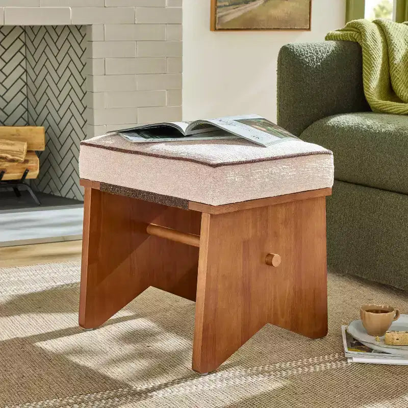 Otomana tapizada de mediados de siglo color crema - Hearth & Hand™ con Magnolia