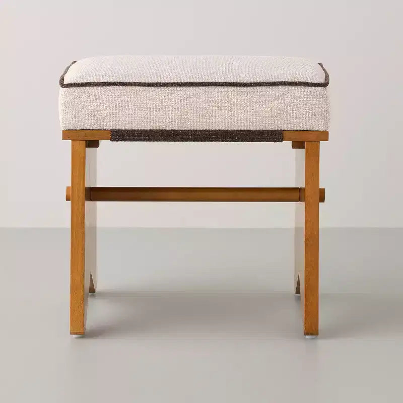 Otomana tapizada de mediados de siglo color crema - Hearth & Hand™ con Magnolia