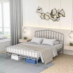Estructura de cama de metal Queen con cabecero y pie de cama de plataforma con almacenamiento, color plateado