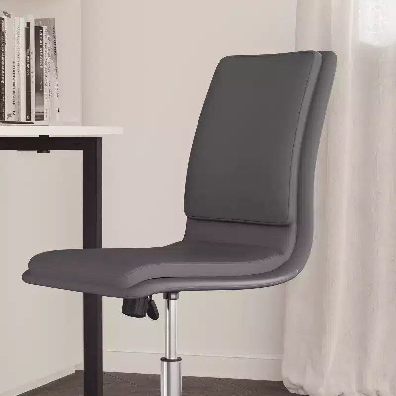 Silla de oficina para el hogar sin brazos con respaldo medio, asiento giratorio de altura ajustable y base cromada de cinco estrellas