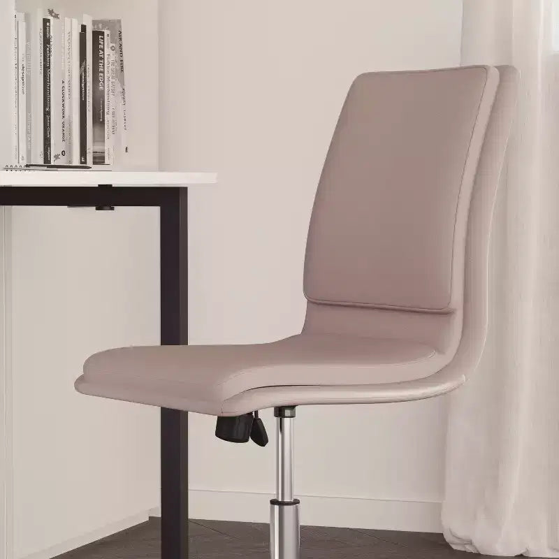 Silla de oficina para el hogar sin brazos con respaldo medio, asiento giratorio de altura ajustable y base cromada de cinco estrellas