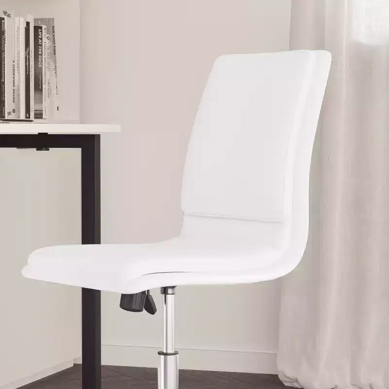 Silla de oficina para el hogar sin brazos con respaldo medio, asiento giratorio de altura ajustable y base cromada de cinco estrellas
