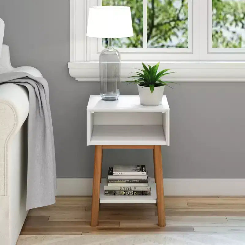 Mesita de noche moderna de mediados de siglo Plank+Beam con estante, mesa auxiliar de madera maciza para dormitorio