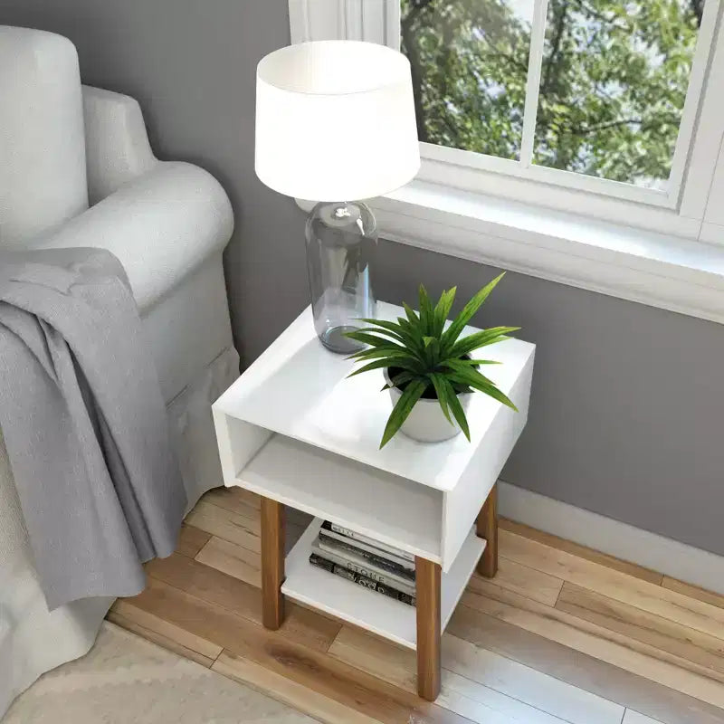 Mesita de noche moderna de mediados de siglo Plank+Beam con estante, mesa auxiliar de madera maciza para dormitorio