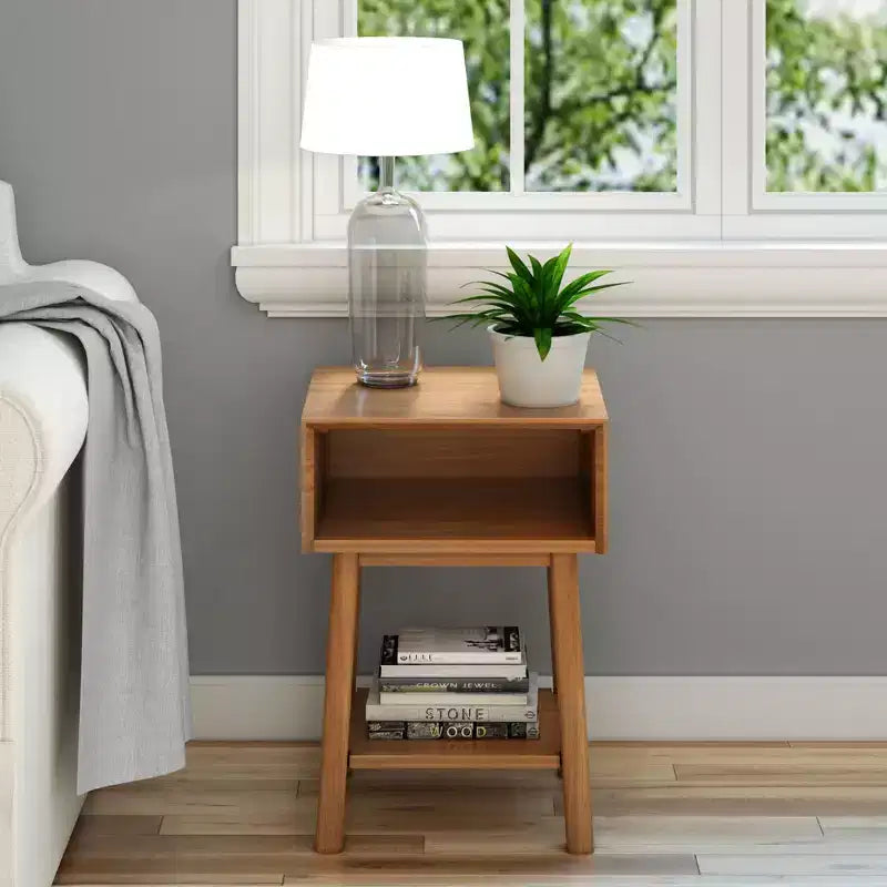 Mesita de noche moderna de mediados de siglo Plank+Beam con estante, mesa auxiliar de madera maciza para dormitorio