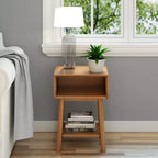 Mesita de noche moderna de mediados de siglo Plank+Beam con estante, mesa auxiliar de madera maciza para dormitorio
